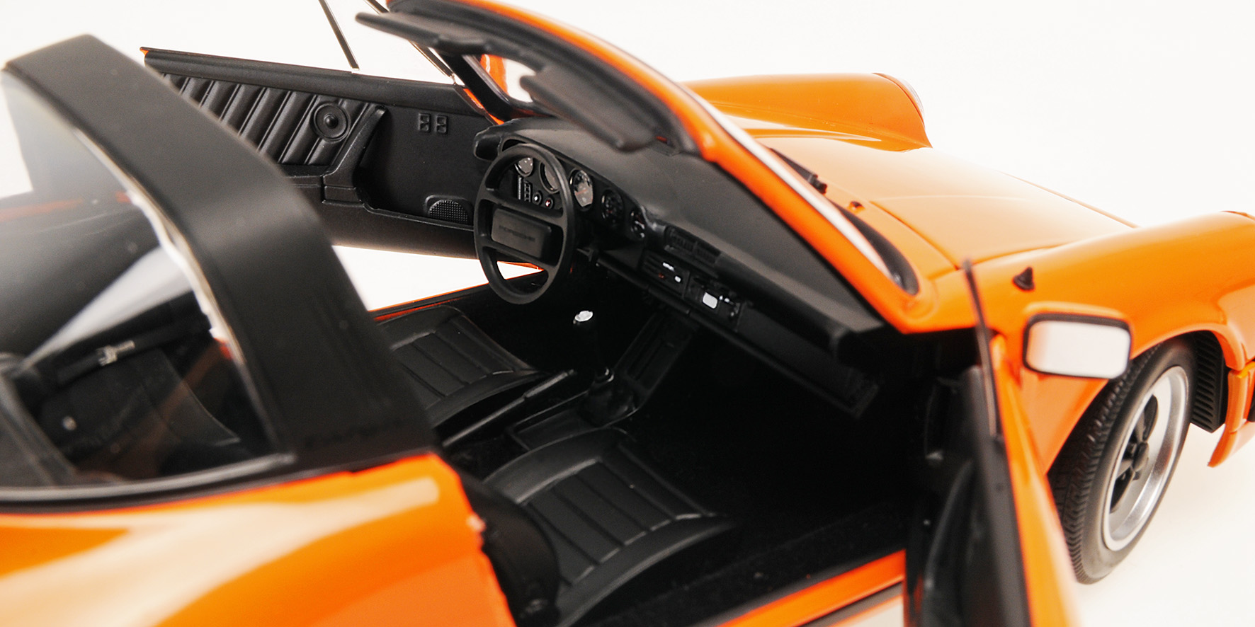 PORSCHE 911 CARRERA 3.2 TARGA - 1983 - ORANGE