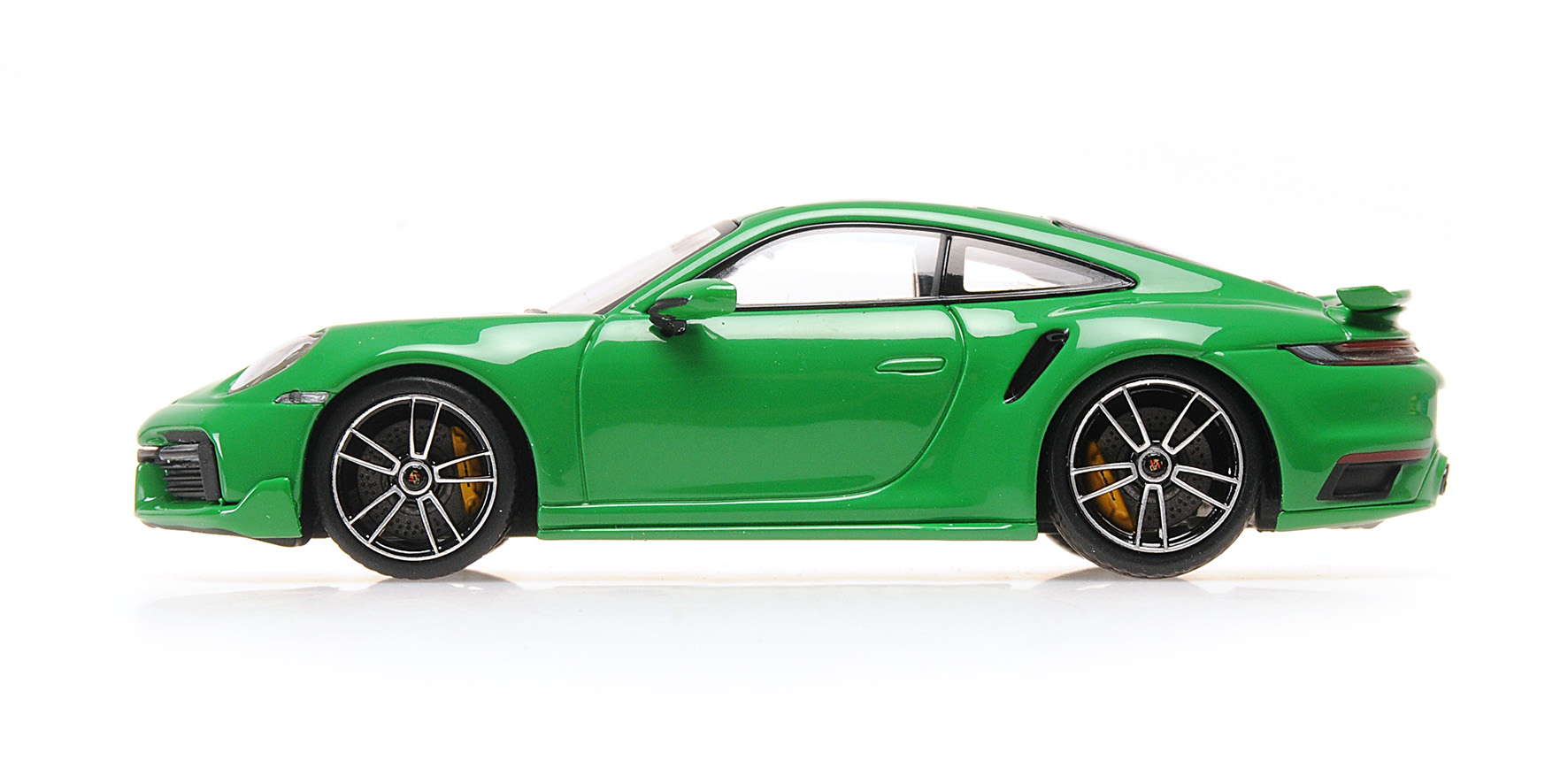 PORSCHE 911 (992) TURBO S COUPE SPORT DESIGN - 2021 - GREEN