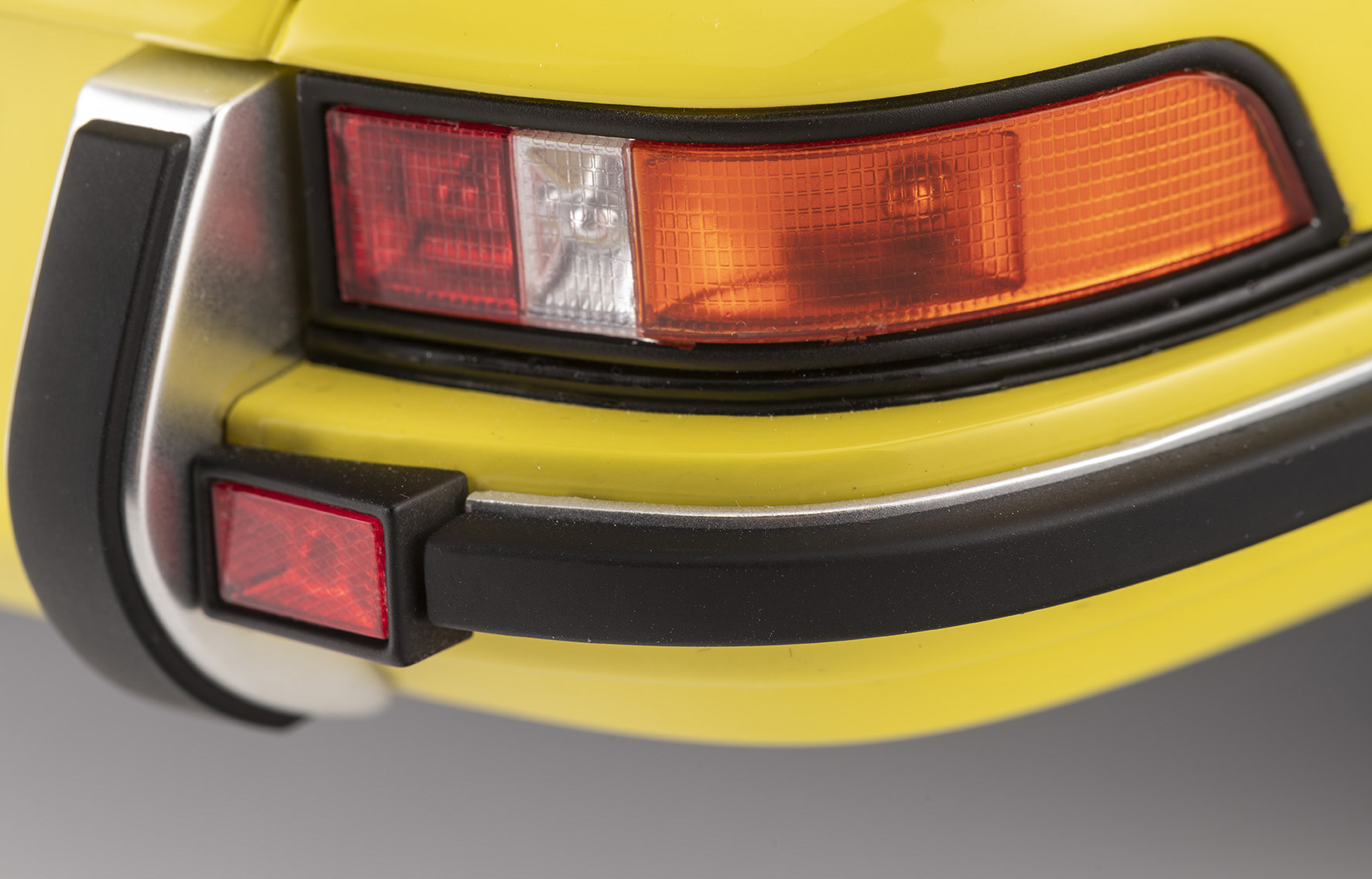 PORSCHE 911 CARRERA RS 2.7 TOURING - 1972 - GELB MIT GRÜNEM DEKOR
