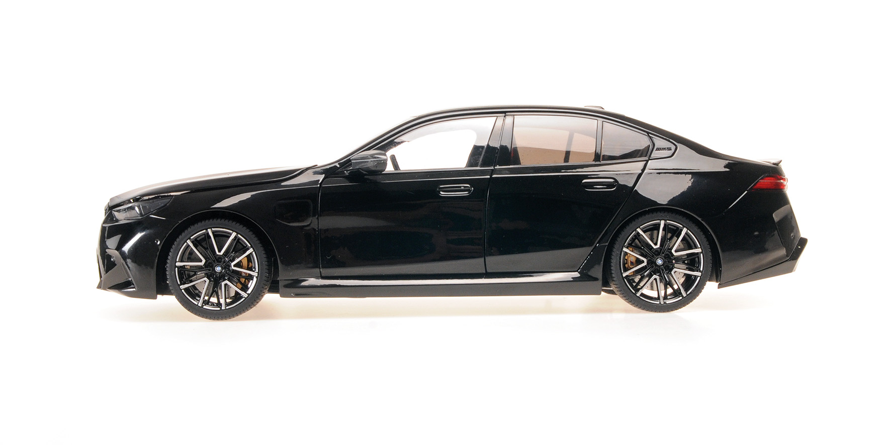 BMW M5 - 2024 - BLACK METALLIC