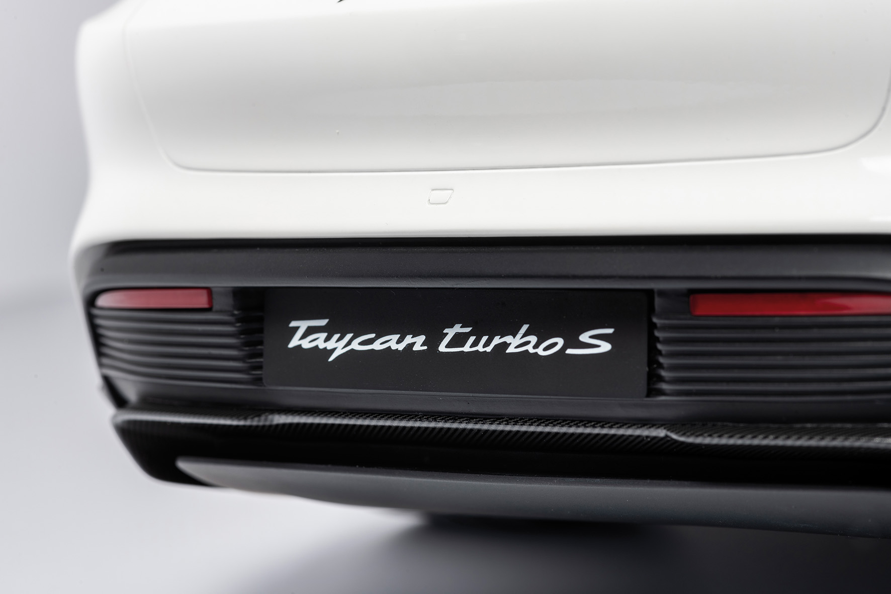 PORSCHE TAYCAN TURBO S - 2020 - WEISS