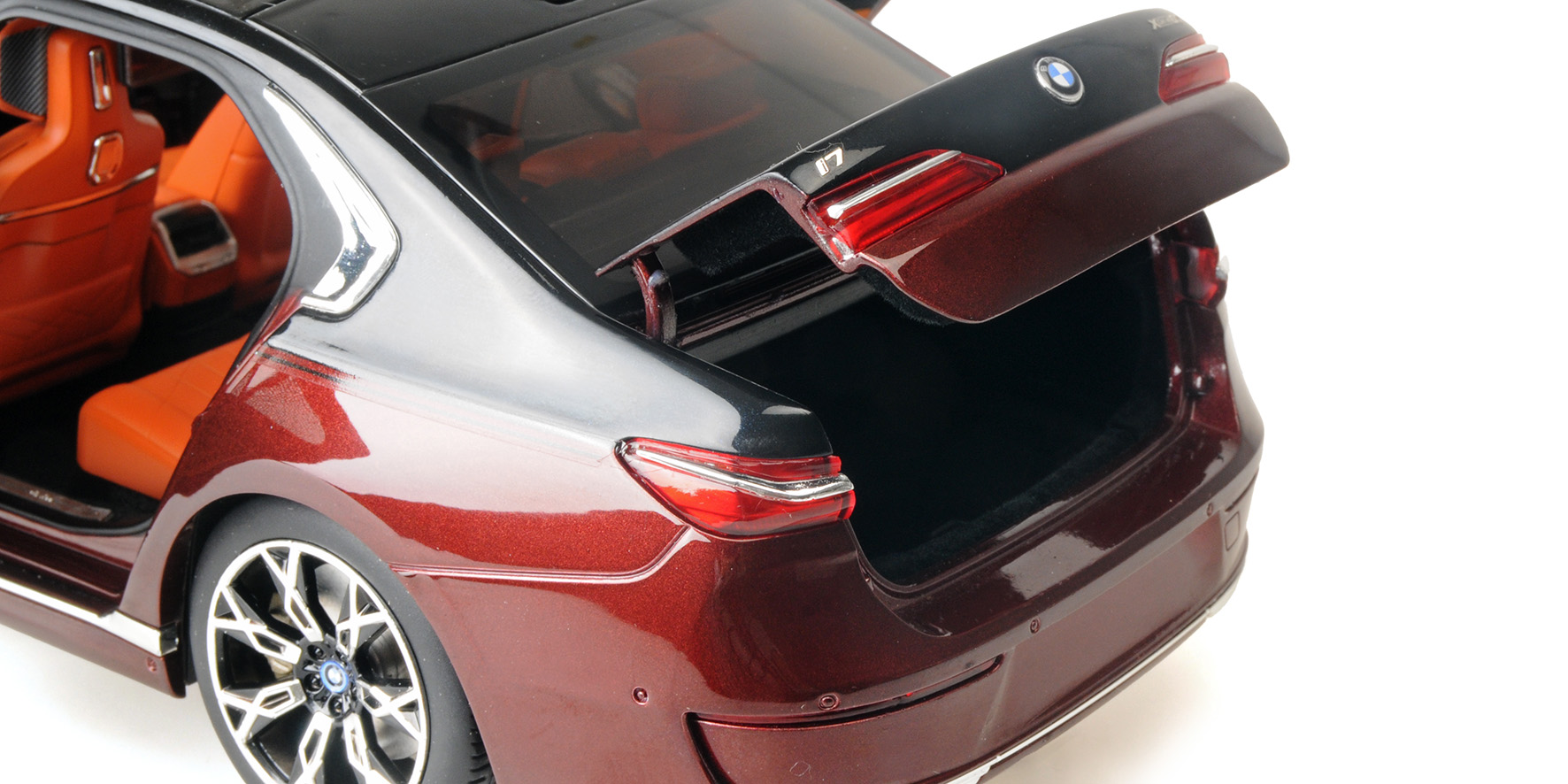 BMW i7 - 2022 - BLACK METALLIC/RED METALLIC