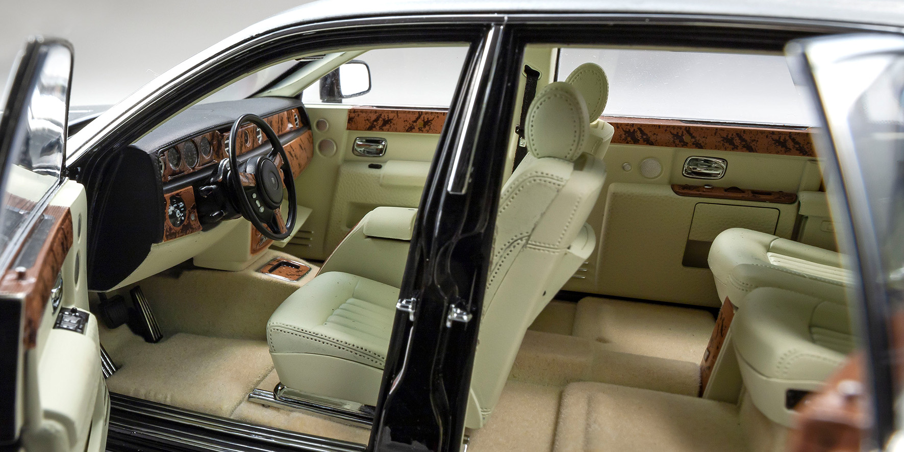 ROLLS ROYCE PHANTOM EXTENDED WHEELBASE - BLACK/SILVER (08841BKS)