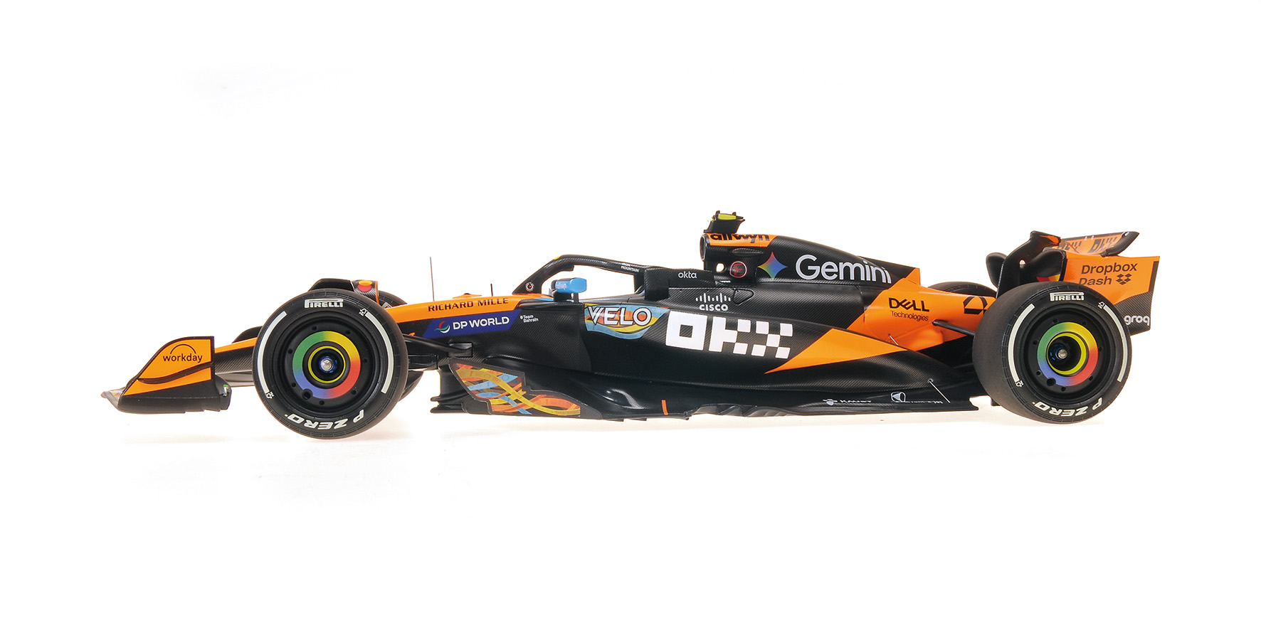 MCLAREN FORMULA 1 TEAM MCL39 - L. NORRIS - WC - ABU DHABI GP 2025 W.STAN. FIGURINE.+ 2 PITBOARDS