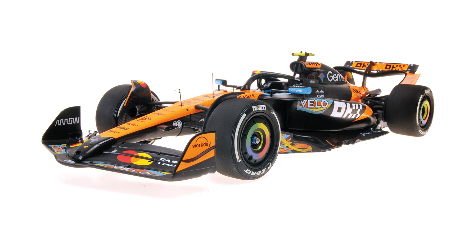 MCLAREN FORMULA 1 TEAM MCL39 - L. NORRIS - WC - ABU DHABI GP 2025 W.STAN. FIGURINE.+ 2 PITBOARDS
