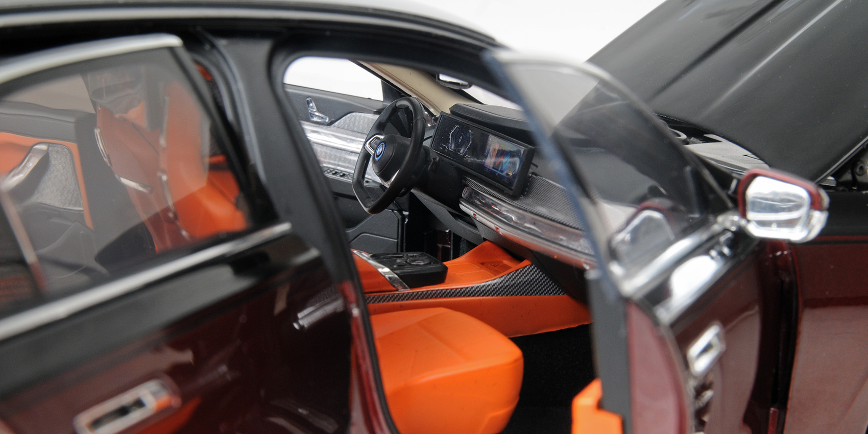 BMW i7 - 2022 - BLACK METALLIC/RED METALLIC